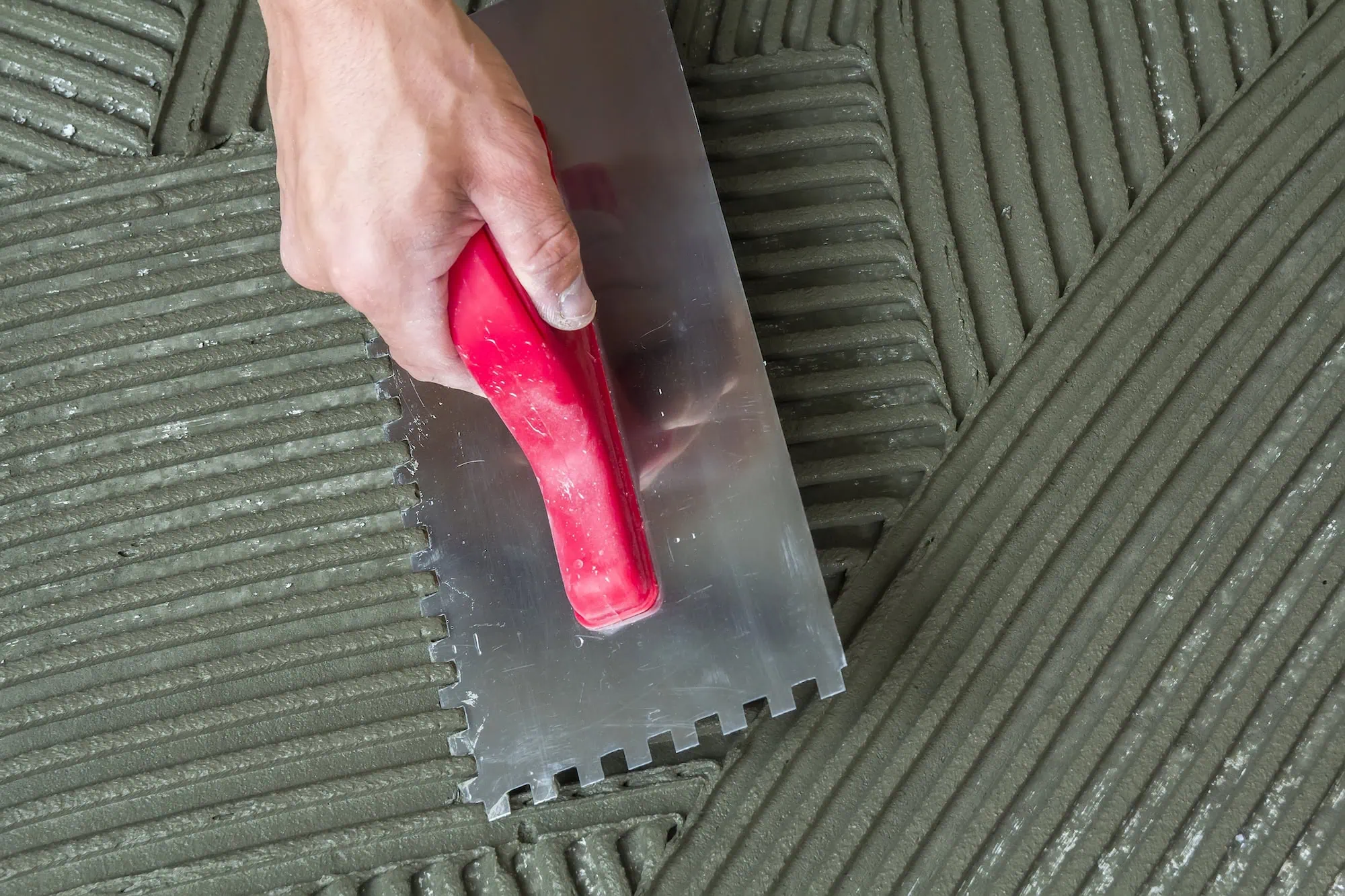 Badsanierung Konstanz – Fliesenverlegen im Detail, saubere Fugen und präzise Ausrichtung